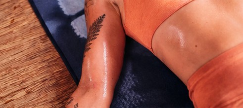 Pratiquante en posture de yoga Ashtanga sur son tapis